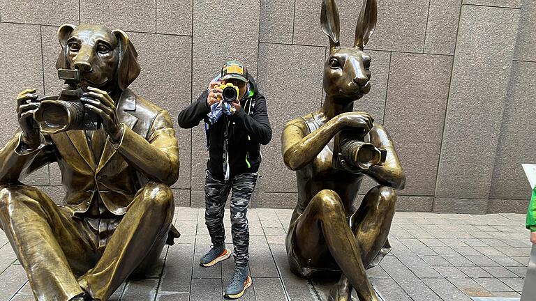 Oliver Grieb aus Kürnach führt Touristen durch New York und hat dabei auch immer seine gelbe Kamera dabei, um selbst Fotos zu machen. Oliver Grieb aus Kürnach führt Touristen durch New York und hat dabei auch immer seine gelbe Kamera dabei, um selbst Fotos zu machen.