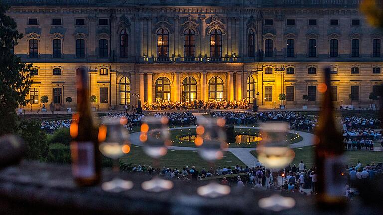 Die Nachtmusiken im Hofgarten der Würzburger Residenz gehören zu den beliebtesten Programmpunkten des Mozartfests. Hier eine Aufnahme vom 15. Juni vergangenen Jahres. Die Nachtmusiken im Hofgarten der Würzburger Residenz gehören zu den beliebtesten Programmpunkten des Mozartfests. Hier eine Aufnahme vom 15. Juni vergangenen Jahres.