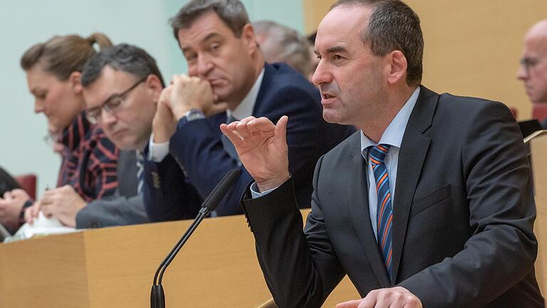Harter Kurswechsel: Sein Ziel sei 'möglichst wenig Trassen', erklärte Hubert Aiwanger im November 2019 im Landtag. Nun verlangt er eine dritte Stromautobahn von Norddeutschland nach Bayern. Harter Kurswechsel: Sein Ziel sei 'möglichst wenig Trassen', erklärte Hubert Aiwanger im November 2019 im Landtag. Nun verlangt er eine dritte Stromautobahn von Norddeutschland nach Bayern.