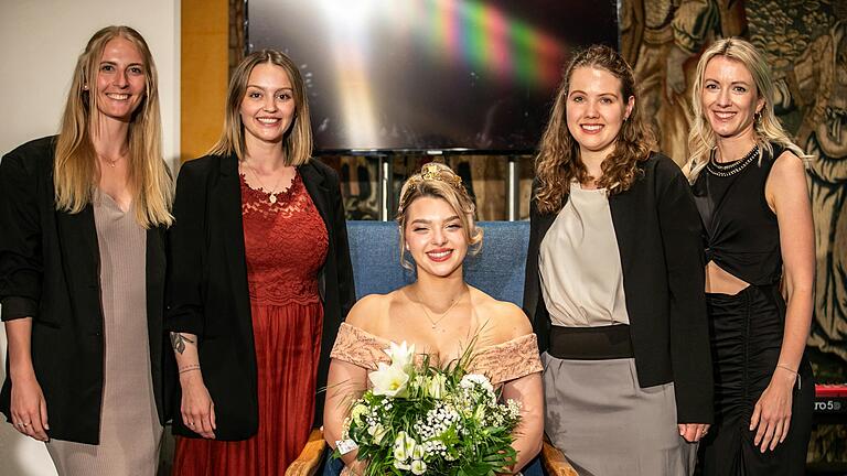 Julia Häckner umgeben von den anwesenden bisherigen Schweinfurter Weinprinzessinnen (v.l.) Anna Paul, Elena Zehnter (geb. Schreiner), Kristin Müller und Christina Schuhmann.