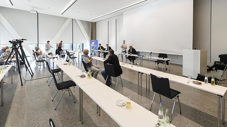 Ziemlich leer blieben die Zuhörer-Reihen beim 'Bürgerdialog' der AfD am Sonntag im Congress Centrum in Würzburg.