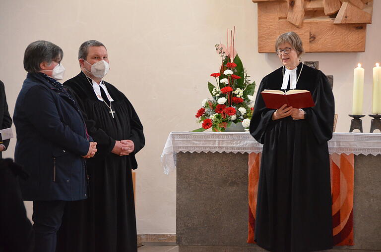 Regionalbischöfin Gisela Bornowski (rechts) setzte Karl-Uwe Rasp in sein Amt als Dekan im evangelischen Dekanatsbezirk Bad Neustadt ein. Mit auf dem Bild Ehefrau Sonja. Regionalbischöfin Gisela Bornowski (rechts) setzte Karl-Uwe Rasp in sein Amt als Dekan im evangelischen Dekanatsbezirk Bad Neustadt ein. Mit auf dem Bild Ehefrau Sonja.