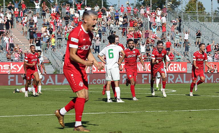 Geballte Freude: Die Eleichterung ist den Kickers-Akteuren (von links) Benyas Junge-Abiol, Thomas Haas, Sandro Peyes Sison, Tim Sausen, Dardan Karimani, Pascal Moll und Maximilian Zaiser nach dem späten Siegtreffer deutlich anzusehen.