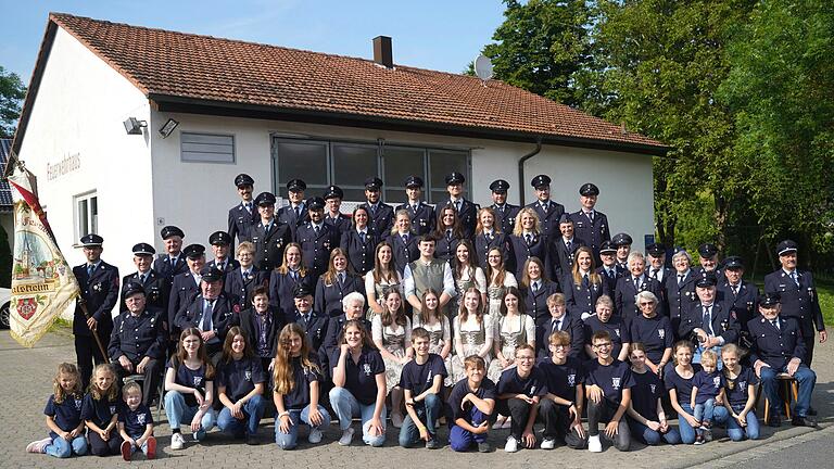 Die Mitglieder der Feuerwehr Halsheim freuen sich auf ihr Jubiläumsfest.