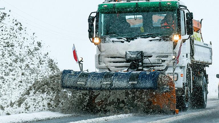 Schneeglätte kann tückisch sein. Weil ein angetrunkener Autofahrer einem Hasen ausweichen wollte, von der Fahrbahn abkam, einen Baum rammte und Unfallflucht beging, musste er sich jetzt vor Gericht verantworten.