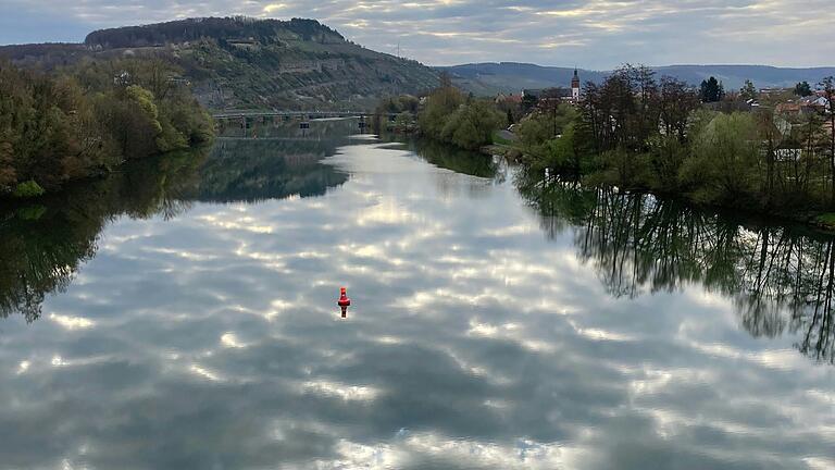 Am Morgen um 8.30 Uhr hat unsere Leserin Tamara Haas dieses Foto mit grandiosem Wolkenspiel, durchscheinendem Sonnenlicht und Spiegelung im Main zwischen Zellingen und Retzbach auf der Neuen Mainbrücke aufgenommen.