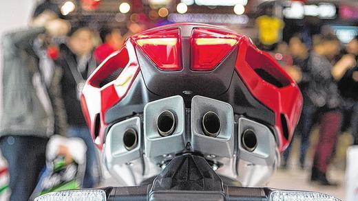 Vier Auspuffrohre: Heckansicht der MV Agusta F4.