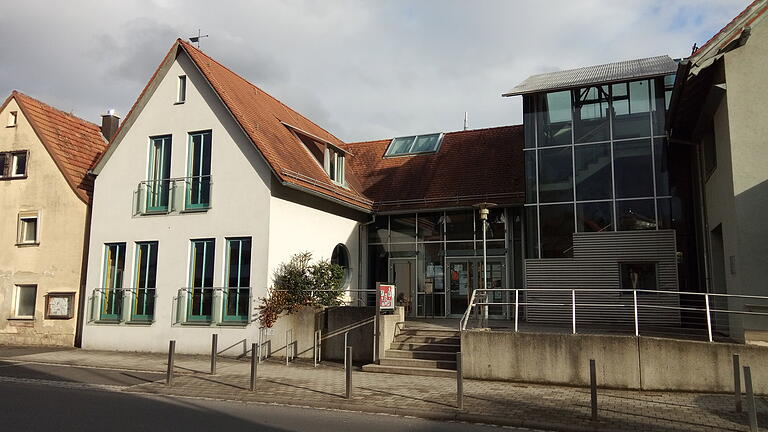 Das Lagerhaus. Rechts vom Haupteingang befindet sich die Bücherei, links soll die Kindergartengruppe unterkommen.