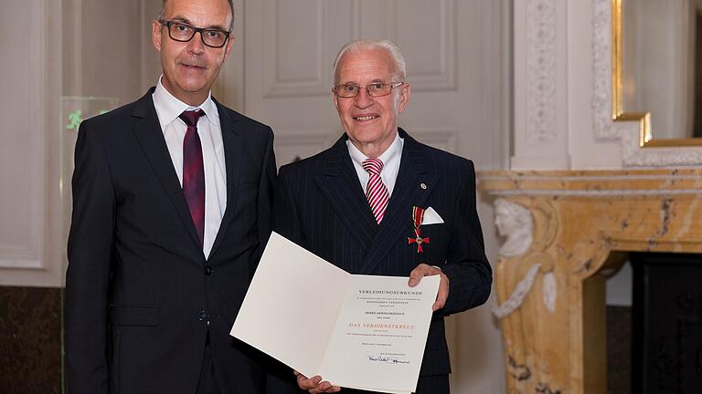 Arwed Driehaus (rechts) erhält das Bundesverdienstkreuz am Bande.