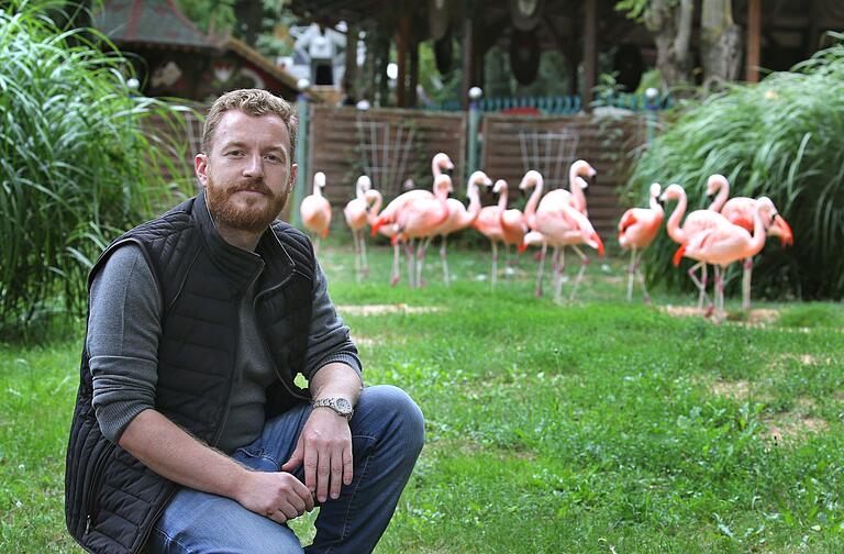 Parkbetreiber Matthias Mölter im Freizeit-Land Geiselwind vor seinem Flamingo-Gehege.