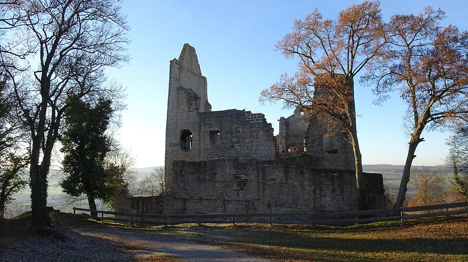 Foto-Location: Burgruine Homburg       -  Die Ruine Homburg lässt Hochzeitsfotos mysteriös und verwunschen wirken.