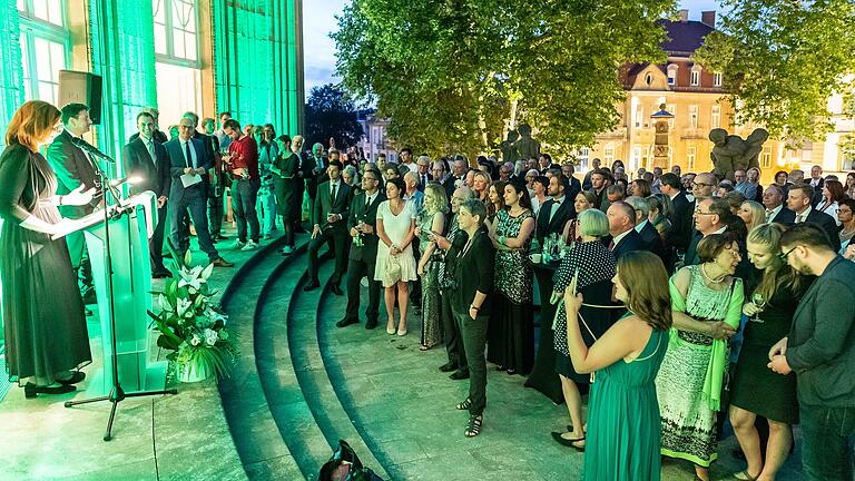 Zahlreiche Vertreterinnen und Vertreter aus Politik und Gesellschaft feierten nach dem Abschlusskonzert des Kissinger Sommers noch beim Staatsempfang auf der Terrasse des Regentenbaus in Bad Kissingen.