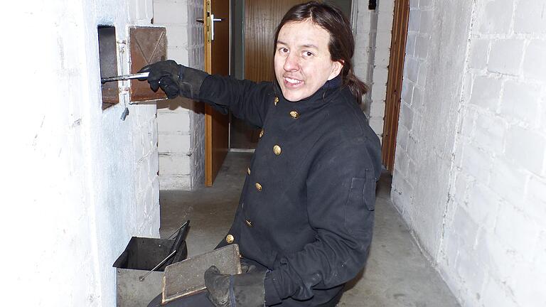 Nicht nur auf dem Dach, sondern auch im Keller muss Magdalena Rummey den Kamin sauber halten. Nicht nur auf dem Dach, sondern auch im Keller muss Magdalena Rummey den Kamin sauber halten.