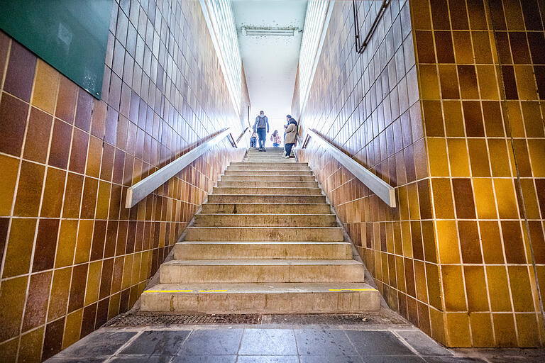 Wer mit dem Rollstuhl unterwegs ist, hat hier keine Chance, wer einen Rollator, einen Kinderwagen oder ein Fahrrad schiebt, steht vor einer Mammutaufgabe: Der Aufstieg zum Zeiler Mittelbahnsteig, von dem alle Regionalbahnen abfahren.