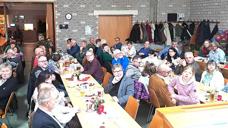 Blick in die Reihen der Gäste bei der gemeinsamen Weihnachtsfeier der Gernacher Vereine im TSV-Sportheim.