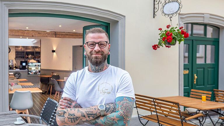 Gino Sciacca vor seinem Lokal Ciao Ragazzi in der Rittergasse in Schweinfurts Stadtteil Zürch. Gino Sciacca vor seinem Lokal Ciao Ragazzi in der Rittergasse in Schweinfurts Stadtteil Zürch. 