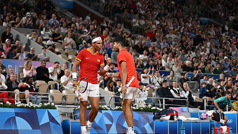 Paris 2024 - Tennis       -  Rafael Nadal (l) und Carlos Alcaraz haben ihre Auftaktaufgabe im olympischen Doppel-Turnier gemeistert.