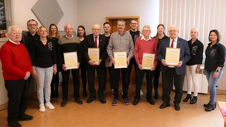 Auf dem Foto (von links): Ehrenvorsitzender Alois Streitenberger, Erich Streitenberger, Elke Oberdorf, Michaela Hauser, Fred Böhnke, Patricia Kunz, Reinhard Kenklies, Jonas Heid, Ernst Schlör, Carsten Dengel, Günther Herold, Anna Kohrmann, Harald Kess, Präsidentin Lena Becker, Corinna Zirkel, Vorsitzende Musik und Gesang.