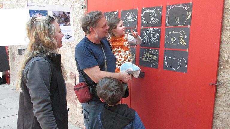 Die Kreativität von Kindern fördern ist eines der Ziele der Lernwerkstatt für Kinder in Westheim. Leiterin Eva Wüscher (l.) erklärte die Darstellungen wie beispielsweise den leuchtenden Anglerfisch.       -  Die Kreativität von Kindern fördern ist eines der Ziele der Lernwerkstatt für Kinder in Westheim. Leiterin Eva Wüscher (l.) erklärte die Darstellungen wie beispielsweise den leuchtenden Anglerfisch.