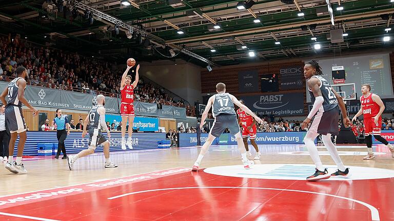 Zac Seljaas (am Ball) zeigte für die Würzburg Baskets gegen Rasta Vechta eine sehr starke Leistung.