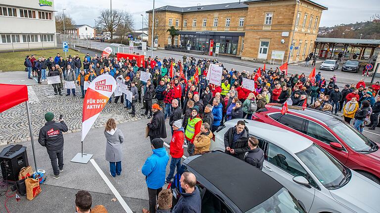 Valeo plant, in Bad Neustadt etwa 300 Stellen abzubauen und die Produktion zu schließen. Bisher konnten sich Arbeitgeber und Betriebsrat nicht auf Interessenausgleich und Sozialplan einigen.