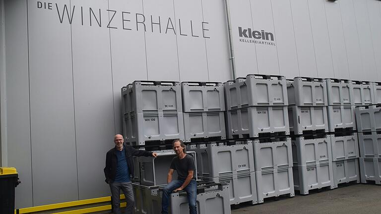 Die Boxen stehen bereit. Thorsten Klein (links) und Olaf Stintzing freuen sich auf die Trauben-Anlieferungen. Die Boxen stehen bereit. Thorsten Klein (links) und Olaf Stintzing freuen sich auf die Trauben-Anlieferungen.
