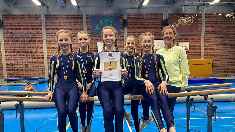 In der Wettkampfklasse IV kommt der unterfränkische Meister vom Egbert-Gymnasium. Unser Bild zeigt Merle Geiger, Eva Dittrich, Jana Gebert, Carla Fleisch, Mia Stütz und Trainerin Mona Schwanfelder.