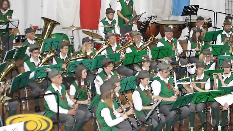 Viel Applaus erntete der Musikzug Wildflecken beim Konzert in der Schulturnhalle. Fotos: Anke Gundelach       -  Viel Applaus erntete der Musikzug Wildflecken beim Konzert in der Schulturnhalle. Fotos: Anke Gundelach