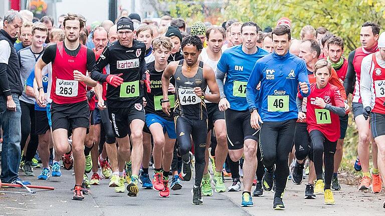 Laufen - Sichelsgrundlauf Reichenberg       -  Um 11 Uhr fiel an Allerheiligen im Sichelsgrund der Startschuss für den traditionellen Lauf. Am Ende sollte Filimon Habtemikael (448) vor Manuel Fößel (393) gewinnen.