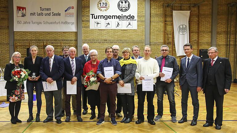 Ehrenabend bei der Turngemeinde. Unser Bild zeigt (v.l.): Helga Rommel (Vorstand - Silberner Ehrenring), Jana Vollert (TGlerin des Jahres), Gerd Udo Lampert (60 Jahre), Holger Beer (TG-Teller), Elmar Ritter (60 Jahre), Reginhard von Hirschhausen (Vorstand), Elke Drescher (60 Jahre), Johannes Lipsius (Silberne Vereinsnadel), Karl Heine (Silberne Vereinsnadel), Brigitte Dibal  (Goldene Vereinsnadel), Michael Tschirschwitz (Goldene Vereinsnadel), Timo Ihring (Goldene Vereinsnadel), Dietmar Genssler (Silberne Vereinsnadel), OB Sebastian Remelé, Georg Appold (Vorstansvorsitzender).