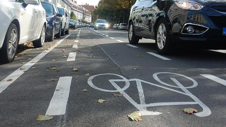 Gestrichelter Schutzstreifen in der Ignaz-Schön-Straße