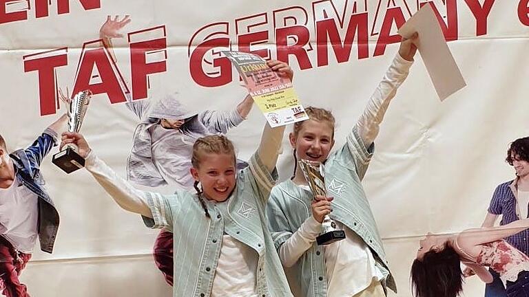 Mila Ruhmann (links) und Luisa Messerschmidt von 'TheSwagKIDZ' aus Bad Neustadt und Bad Kissingen wurden Deutsche Vizemeisterinnen in der Kategorie Kinder Duo. Sie und ihre Teamkollegen fahren im Oktober zur TAF Hip Hop-Weltmeisterschaft nach Graz.