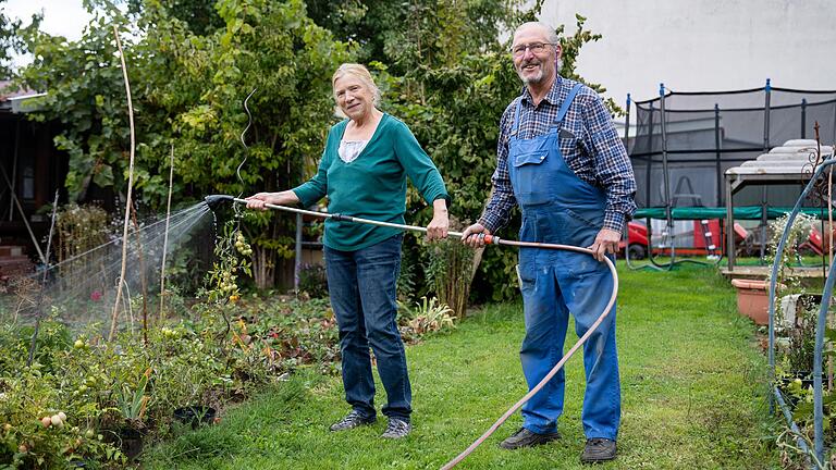 Claudia und Martin Landwehr aus Giebelstadt (Lkr. Würzburg) verwenden den Großteil des Wassers aus ihrer Zisterne für ihren Garten. Dieses Bild ist im Herbst 2022 entstanden.