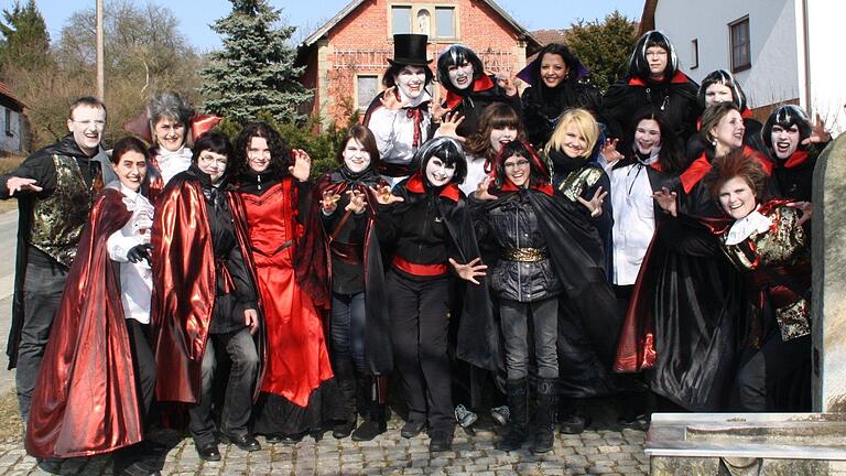 Die Gruselfrauen aus Eichelsdorf im Jahr 2011.