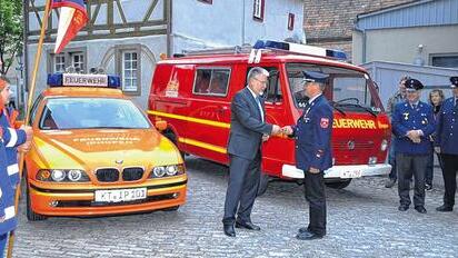 Gottes Segen und die Schlüssel: Die neuen Fahrzeuge der Iphöfer Feuerwehr segnete Stadtpfarrer Hans Reeg, bevor Bürgermeister Josef Mend die Schlüssel an Kommandant Stefan Melber übergab (unser Bild).