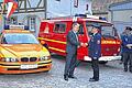 Gottes Segen und die Schlüssel: Die neuen Fahrzeuge der Iphöfer Feuerwehr segnete Stadtpfarrer Hans Reeg, bevor Bürgermeister Josef Mend die Schlüssel an Kommandant Stefan Melber übergab (unser Bild).