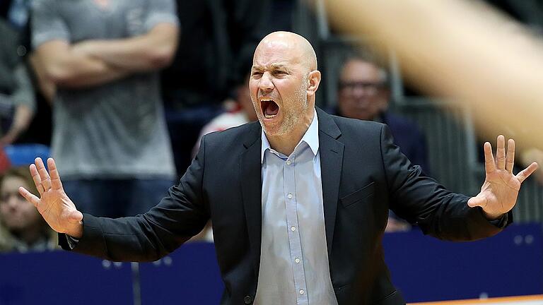 Basketball - easyCredit BBL - Science City Jena - s.Oliver Wuerzburg       -  Drei Tickets, acht Kandidaten: Basketball-Headcoach Denis Wucherer kämpft mit s.Oliver Würzburg um den Einzug in die Play-offs.