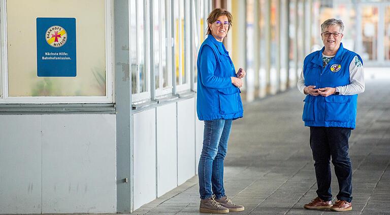 An der Tür der Bahnhofsmission in Schweinfurt wird niemand abgewiesen. Susanne Brand (links) und Ingeborg Götz sehen ihre Arbeit, die eher im Verborgenen stattfindet, als einen entscheidenden Baustein im Sozialwesen der Stadt Schweinfurt. An der Tür der Bahnhofsmission in Schweinfurt wird niemand abgewiesen. Susanne Brand (links) und Ingeborg Götz sehen ihre Arbeit, die eher im Verborgenen stattfindet, als einen entscheidenden Baustein im Sozialwesen der Stadt Schweinfurt. 