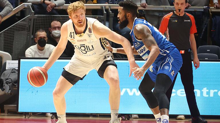 Baskets-Neuzugang Geoffrey Groselle (am Ball im Zweikampf mit Michael Cobbins) in der Partie Fortitudo Bologna gegen Germani Brescia vor wenigen Tagen in Italiens erster Liga.