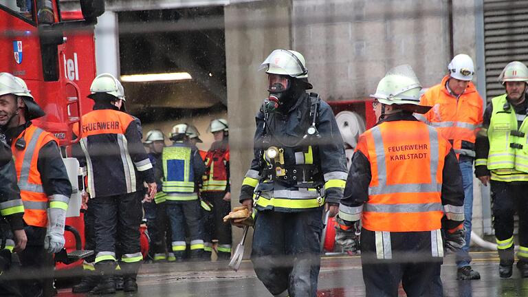 Bei den Löscharbeiten im Zementwerk waren einige Feuerwehrleute mit Atemschutzgerät zugange.&nbsp;