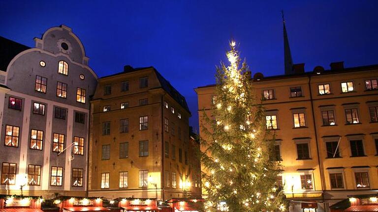 Auf dem Weihnachtsmarkt in der Altstadt Stockholms geht es ruhig zu: Nervige Dudelmusik hört man nicht. Foto: Kay Nietfeld/dpa/dpa-tmn - Auf dem Weihnachtsmarkt in der Altstadt Stockholms geht es ruhig zu: Nervige Dudelmusik hört man nicht. Auf dem Weihnachtsmarkt in der Altstadt Stockholms geht es ruhig zu: Nervige Dudelmusik hört man nicht. Foto: Kay Nietfeld/dpa/dpa-tmn - Auf dem Weihnachtsmarkt in der Altstadt Stockholms geht es ruhig zu: Nervige Dudelmusik hört man nicht.