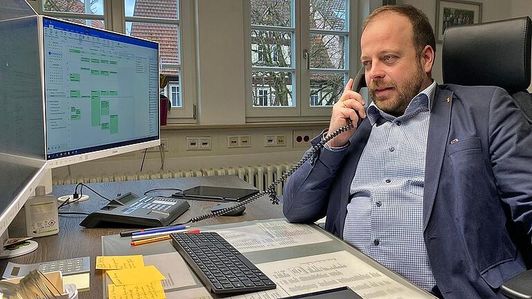 Immer wieder musste Bürgermeister Steffen Malzer am Montag in seinem Amtszimmer den Telefonhörer zur Hand nehmen, um Fragen von Journalisten zu beantworten. Außerdem stand er weiterhin in Kontakt mit den Einsatzkräften.