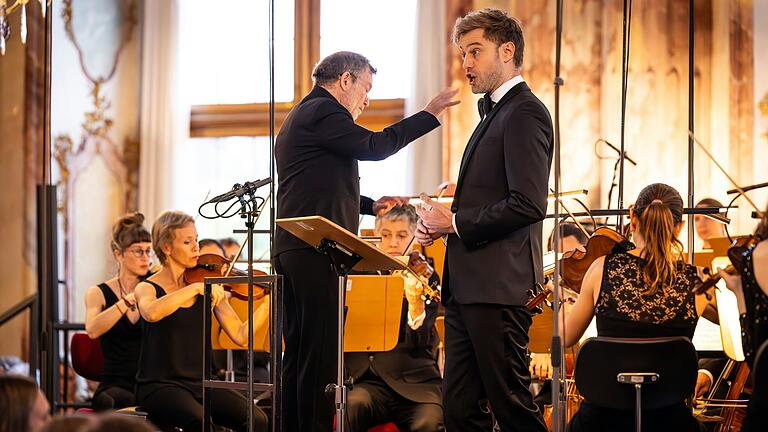 Charismatischer Bariton: Benjamin Appl beim Eröffnungskonzert des Mozartfests 2024, begleitet von Les Talens Lyriques unter der Leitung von Christophe Rousset.