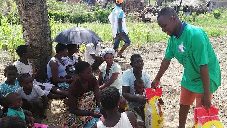 Hilfe in Nhamatanda, im Hinterland von Beira: Menschen werden von einem Sant' Egidio-Mitarbeiter mit Lebensmitteln versorgt.