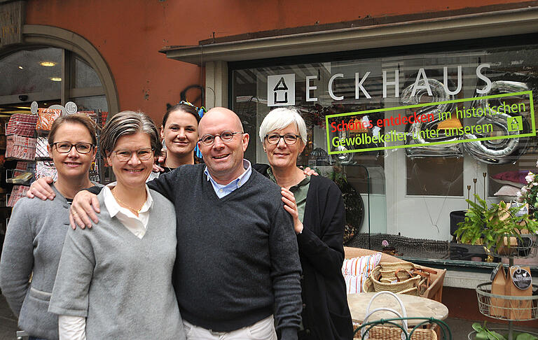 Die Geschäftsinhaber des Eckhaus' Birgit und Martin Oechsner (vorne) und ihr Team (von links) Alexandra Wirth, Simona Smola und Christiane Hellmund.