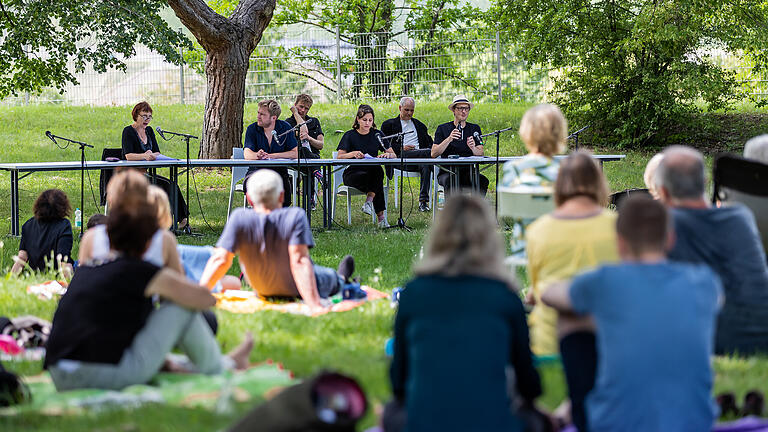 Im Rahmen von 'Würzburg liest ein Buch' widmete sich das Ensemble des Mainfranken Theaters Max Mohrs Werk 'Improvisationen im Juni'. Von links am Tisch: Edith Abels, Martin Liema, Jojo Rösler und Hannes Berg. Hintere Reihe, Anselm Müllerschön und Georg Zeies.