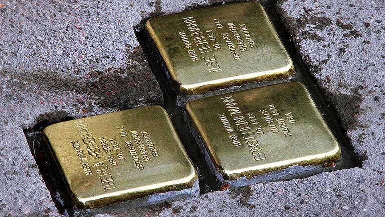 Stolpersteine zeigen, wo jüdische Mitbürger in Maßbach und gewohnt haben. - Stolpersteine zeigen, wo jüdische Mitbürger in Maßbach und gewohnt haben. Stolpersteine zeigen, wo jüdische Mitbürger in Maßbach und gewohnt haben. - Stolpersteine zeigen, wo jüdische Mitbürger in Maßbach und gewohnt haben.
