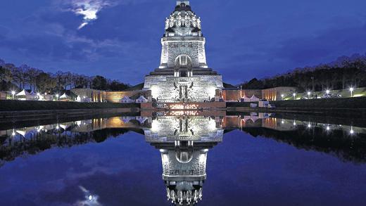 Frisch saniert: Das Völkerschlachtdenkmal in Leipzig erstrahlte am Mittwoch dieser Woche dank einer Lichtinstallation anlässlich einer Festwoche zur Erinnerung an die Schlacht vor 200 Jahren.