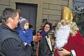 Viel zu tun:  Etwas skeptisch beäugt der zweijährige Alexander den Nikolaus, doch Angst hatte niemand vor dem guten Mann, der auf dem Seinsheimer Weihnachtsmarkt viele Gaben verteilte.