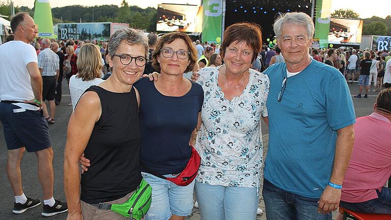 Begeisterte Gäste mit der BR-Radltour: Brigitte Reitmeier, Herta Jaeger, Birgit Probst und Werner Konrad (von links) radelten mit und genossen die Abend-Veranstaltung in Kitzingen.